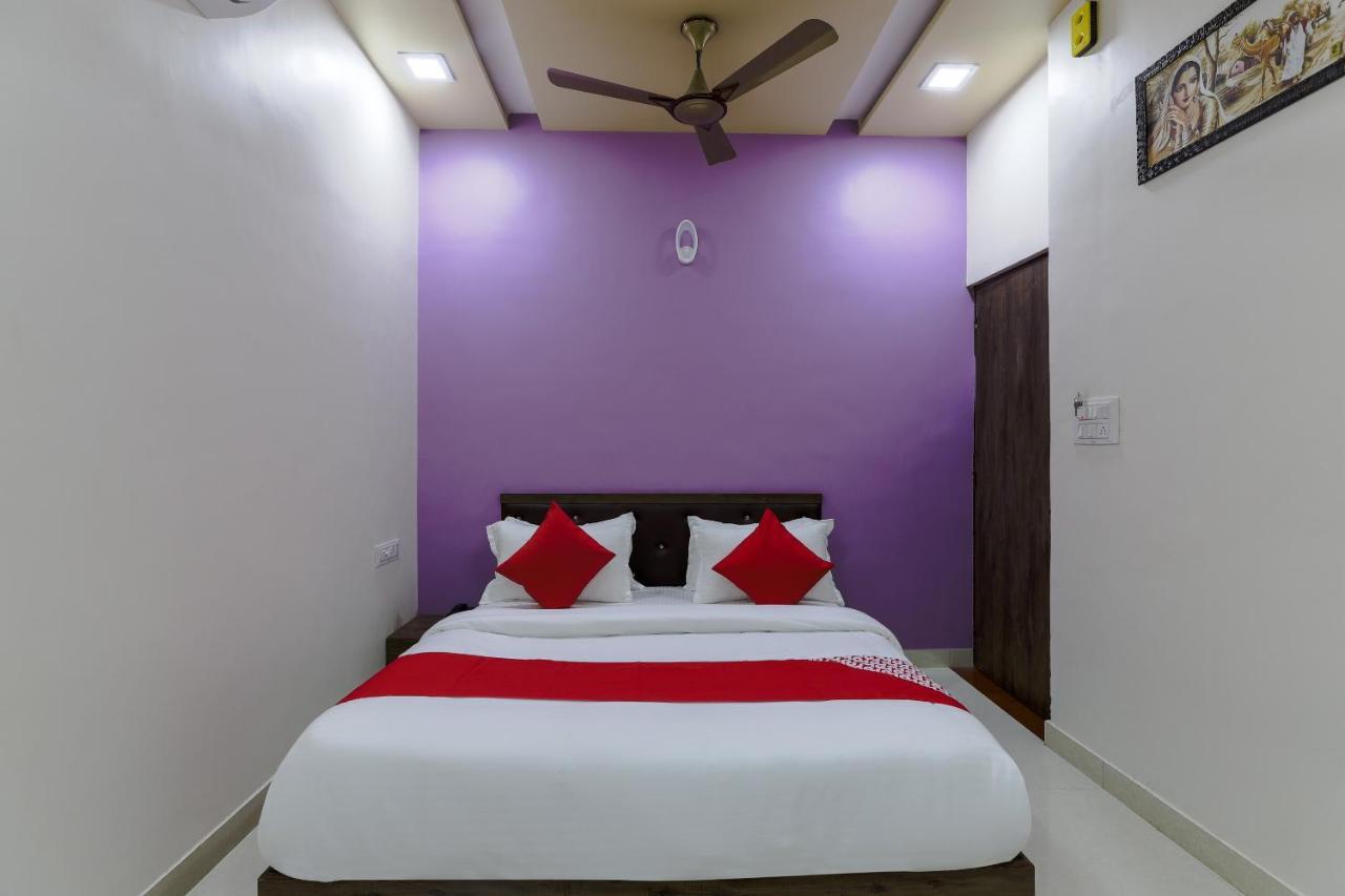 Oyo 47110 Hotel Royal Palace Naroda ภายนอก รูปภาพ