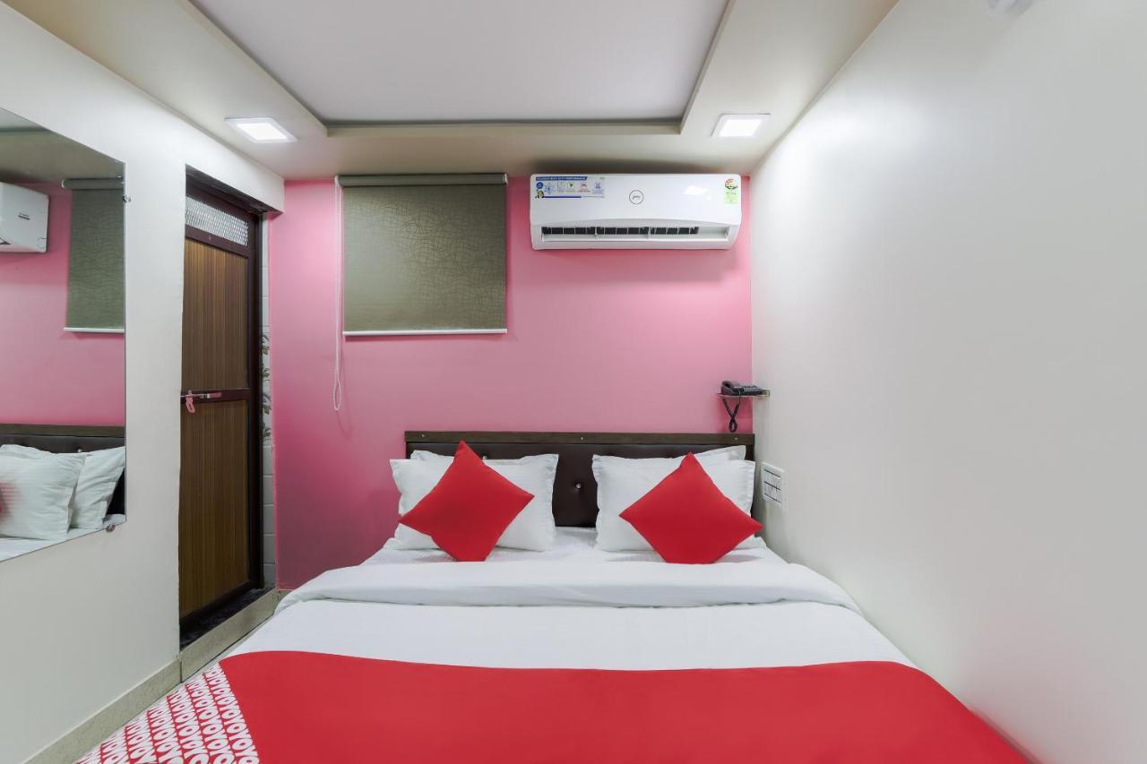Oyo 47110 Hotel Royal Palace Naroda ภายนอก รูปภาพ