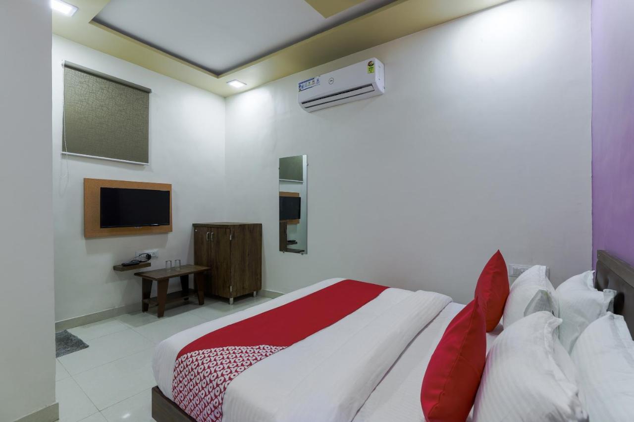 Oyo 47110 Hotel Royal Palace Naroda ภายนอก รูปภาพ