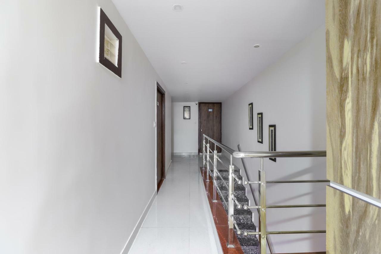 Oyo 47110 Hotel Royal Palace Naroda ภายนอก รูปภาพ
