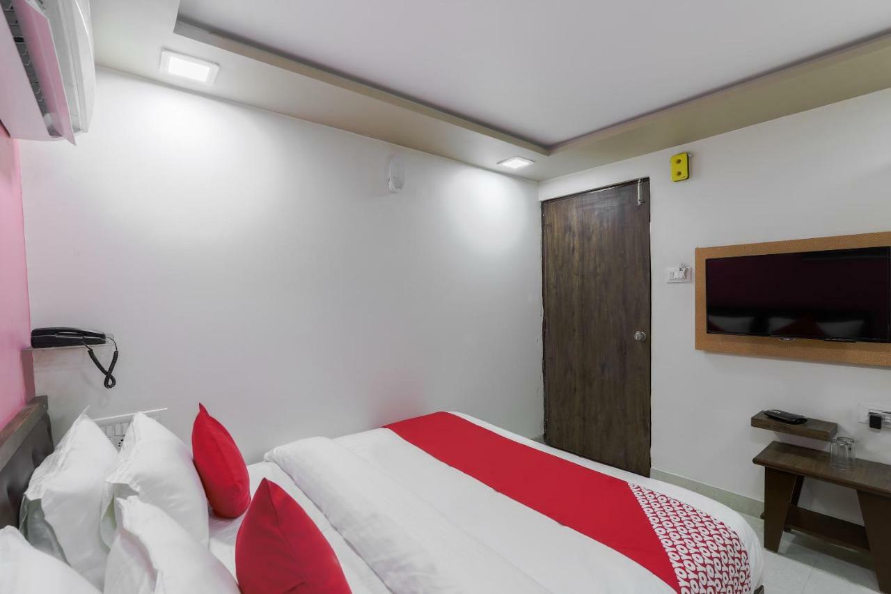 Oyo 47110 Hotel Royal Palace Naroda ภายนอก รูปภาพ