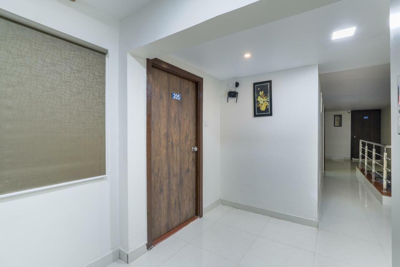 Oyo 47110 Hotel Royal Palace Naroda ภายนอก รูปภาพ