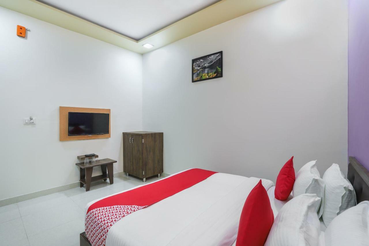 Oyo 47110 Hotel Royal Palace Naroda ภายนอก รูปภาพ