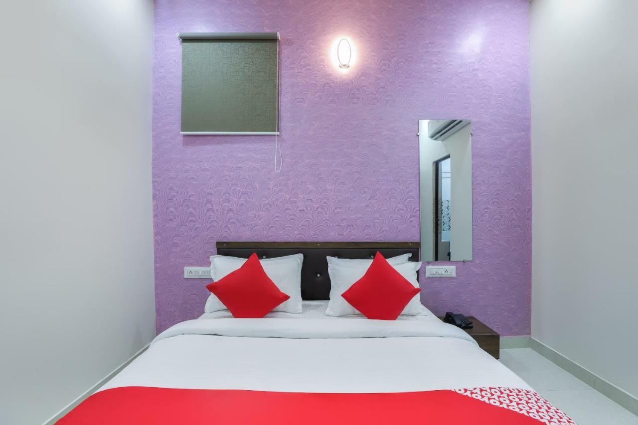 Oyo 47110 Hotel Royal Palace Naroda ภายนอก รูปภาพ