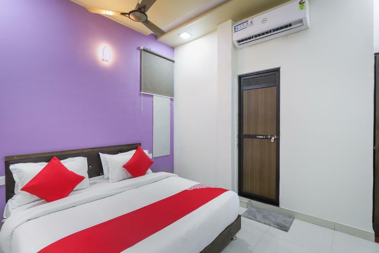 Oyo 47110 Hotel Royal Palace Naroda ภายนอก รูปภาพ
