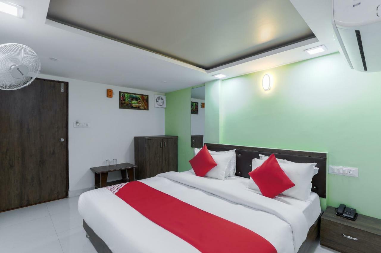 Oyo 47110 Hotel Royal Palace Naroda ภายนอก รูปภาพ