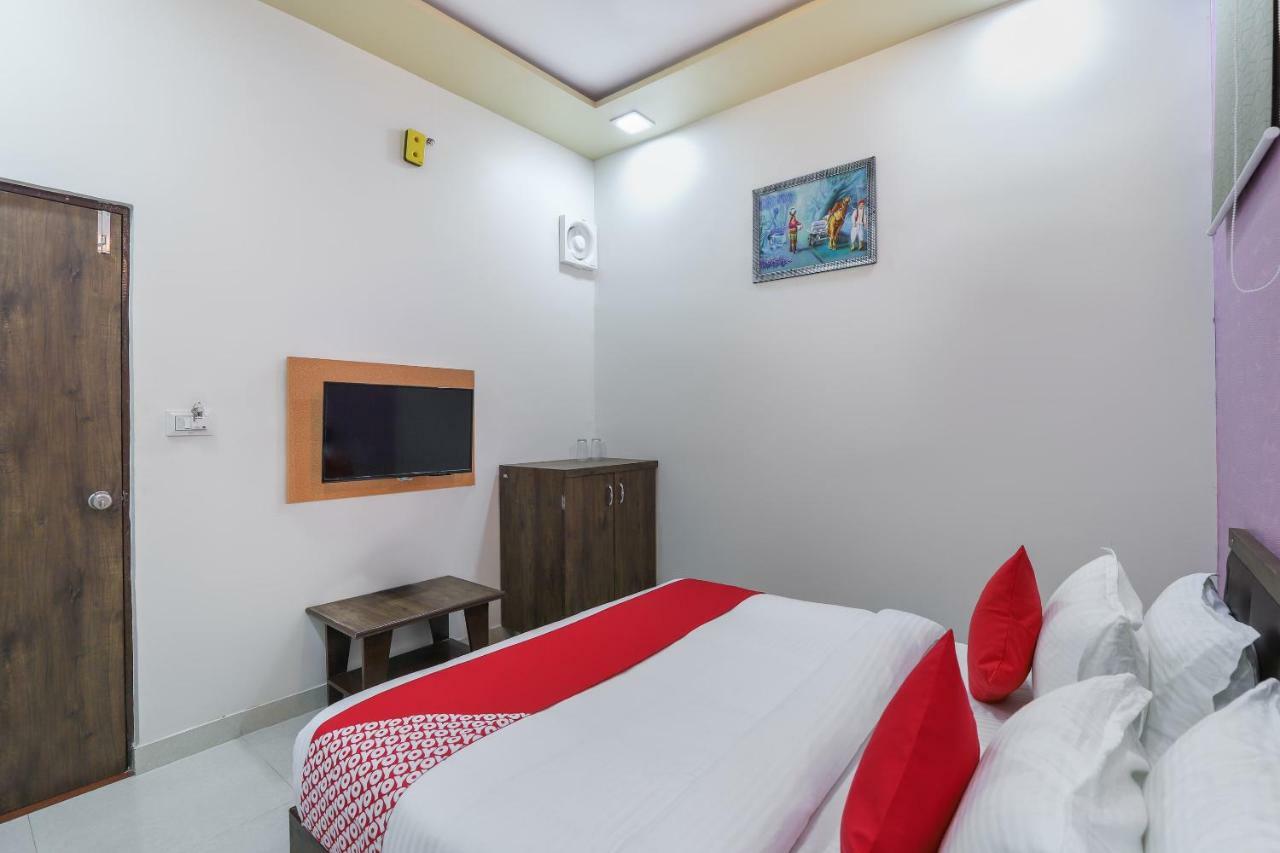 Oyo 47110 Hotel Royal Palace Naroda ภายนอก รูปภาพ