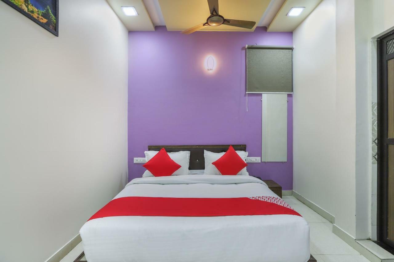 Oyo 47110 Hotel Royal Palace Naroda ภายนอก รูปภาพ