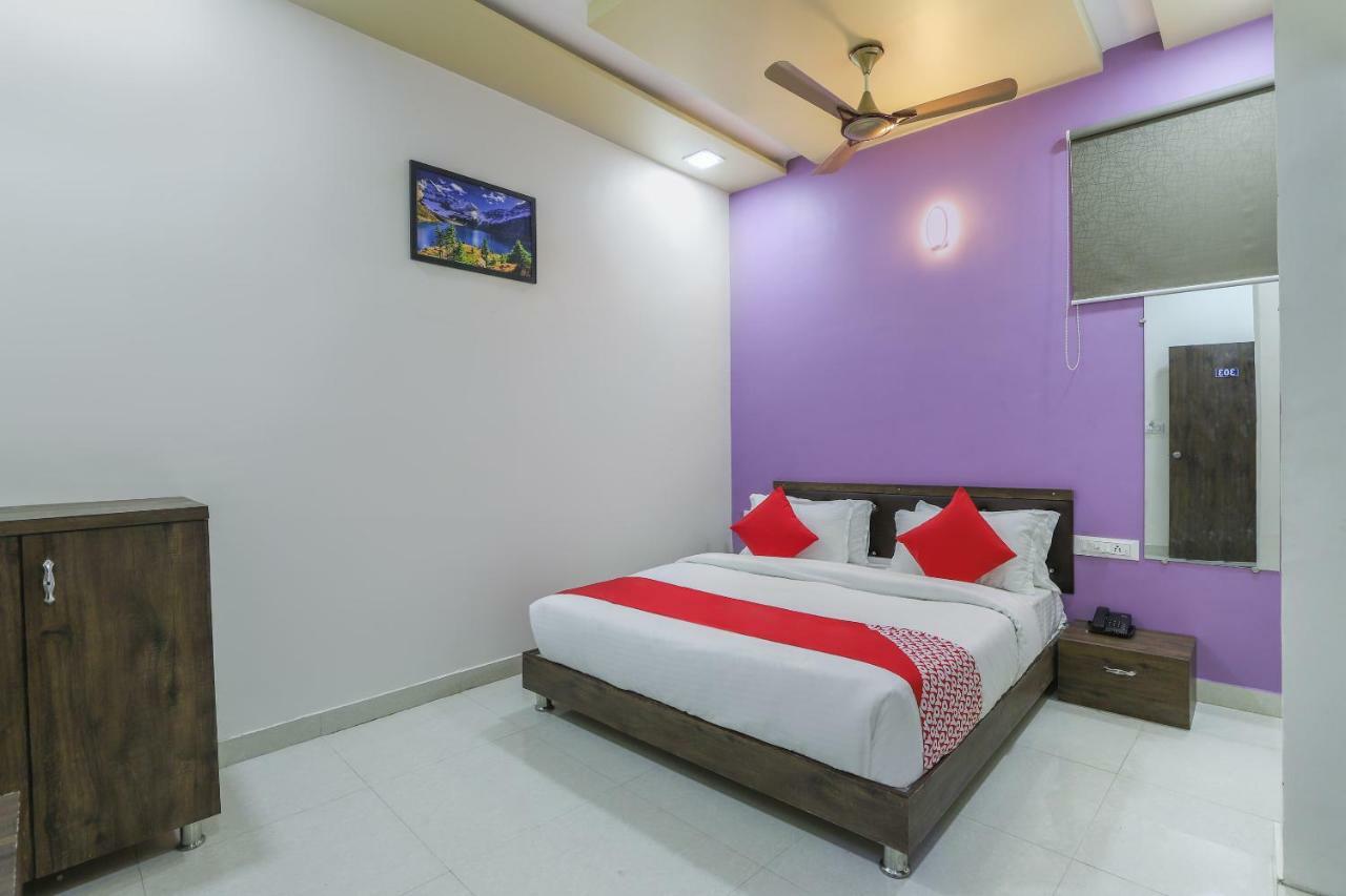 Oyo 47110 Hotel Royal Palace Naroda ภายนอก รูปภาพ