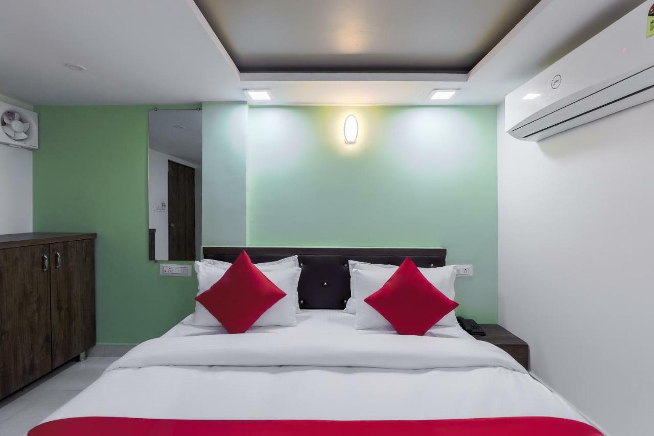 Oyo 47110 Hotel Royal Palace Naroda ภายนอก รูปภาพ